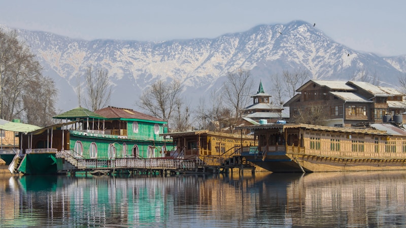 Singapore Explorer — Dal Lake shikara